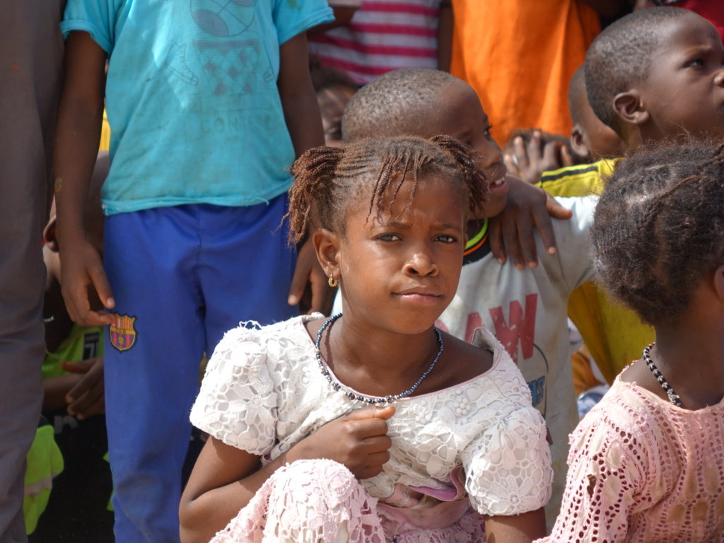 Studenti su banchi scolastici donati - Senegal - Balouo Salo